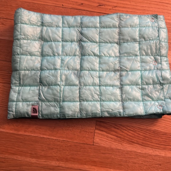 North Face Thermoball Reversible Puffer Scarf - Picture 4 of 4